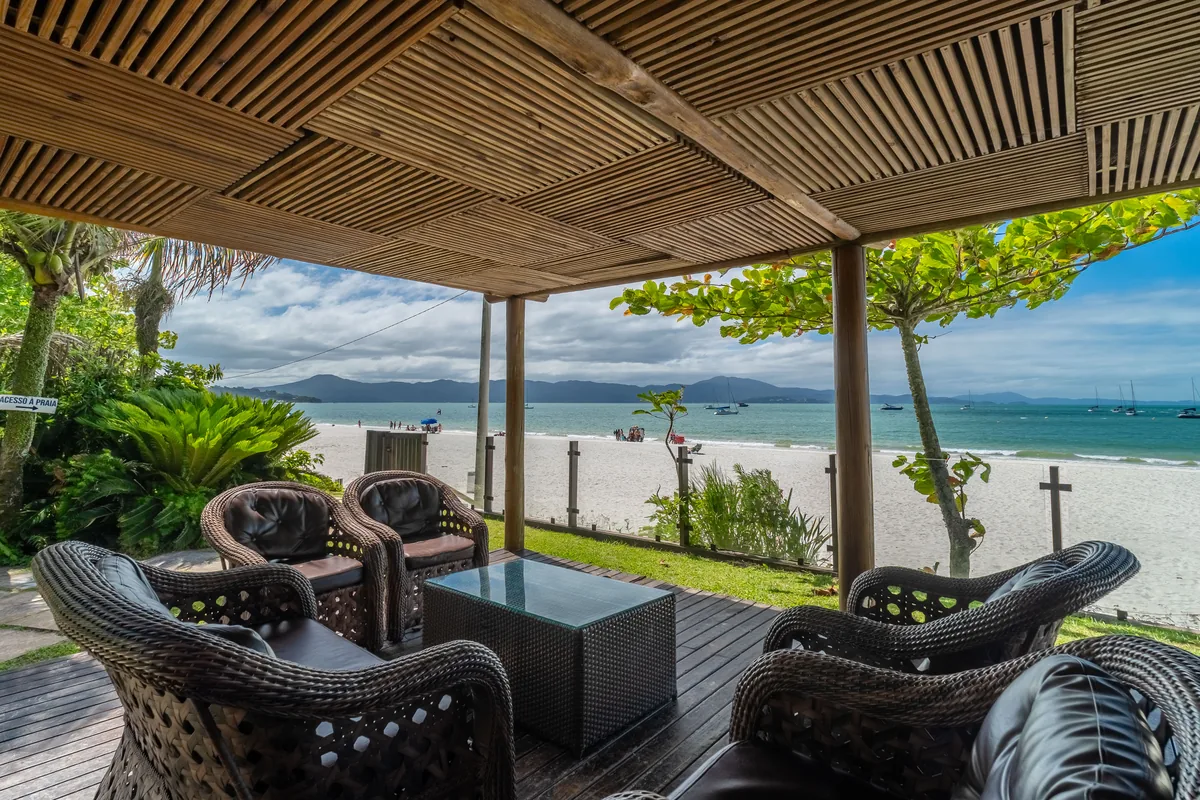 Vista da piscina e área externa do Jurerê Loft em Jurerê Tradicional