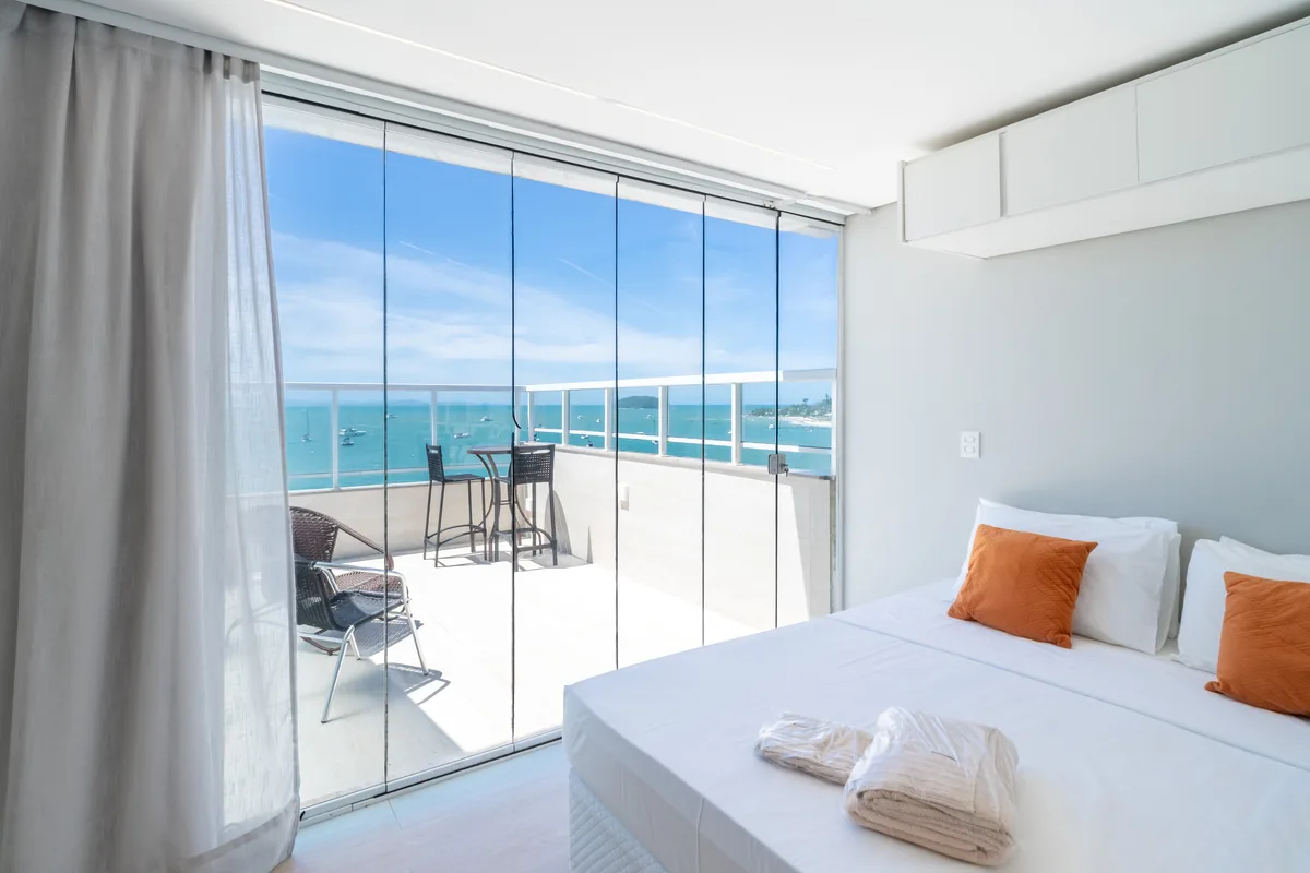 Loft 53 com vista frontal para o mar de Jurerê Tradicional ao pôr do sol